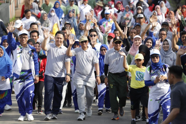JALAN SEHAT -- Bupati Wajo, Amran Mahmud melepas peserta Jalan Sehat dalam rangka Hari Ulang Tahun (HUT) Korpri ke-52, HUT PGRI ke-78 dan Hari Guru Nasional tahun 2023 tingkat Kabupaten Wajo di Lapangan Merdeka Sengkang, Minggu (26/11). 
