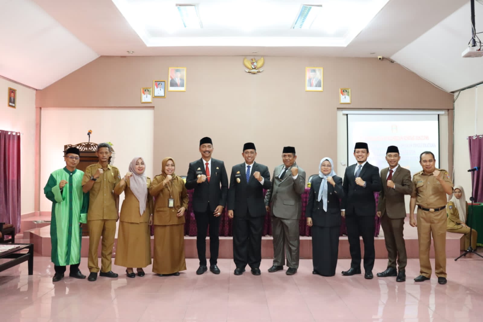 LANTIK -- Bupati Wajo, Amran Mahmud melantik dua orang pejabat eselon II lingkup Pemkab Wajo di Aula Kantor BKPSDM Wajo, Selasa (14/11). Kedua pejabat yang dilantik adalah Andi Muzdalifah dan  Andi Cakunu di Aula Kantor BKPSDM Wajo, Selasa (14/11)