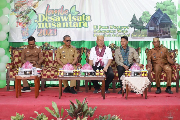 VISITASI -- Bupati Wajo, Amran Mahmud menerima kunjungan Tim Visitasi dan Verifikasi Lomba Desa Wisata Nusantara di Gelora Permata Hijau Desa Waetuwo, Kecamatan Tanasitolo, Selasa (7/11). 