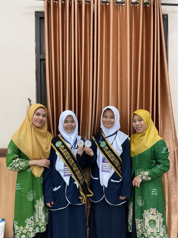 JUARA -- Tim riset MTs As’adiyah Putri Pusat Sengkang berhasil meraih prestasi gemilang dalam Lomba Kompetisi Riset dan Inovasi Siswa Indonesia (KREASI) 2023 Tingkat Nasional.
