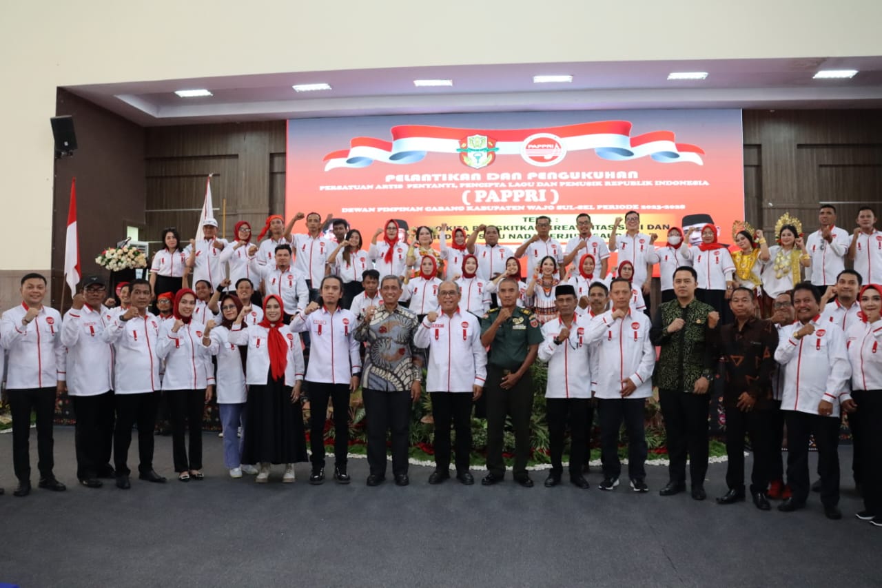 HADIRI -- Bupati Wajo, Amran Mahmud menghadiri pelantikan dan pengukuhan Persatuan Artis Penyanyi, Pencipta Lagu dan Pemusik Republik Indonesia (PAPPRI) DPC Kabupaten Wajo periode 2023-2028 di Ruang Pola Kantor Bupati Wajo, Minggu (12/11). 