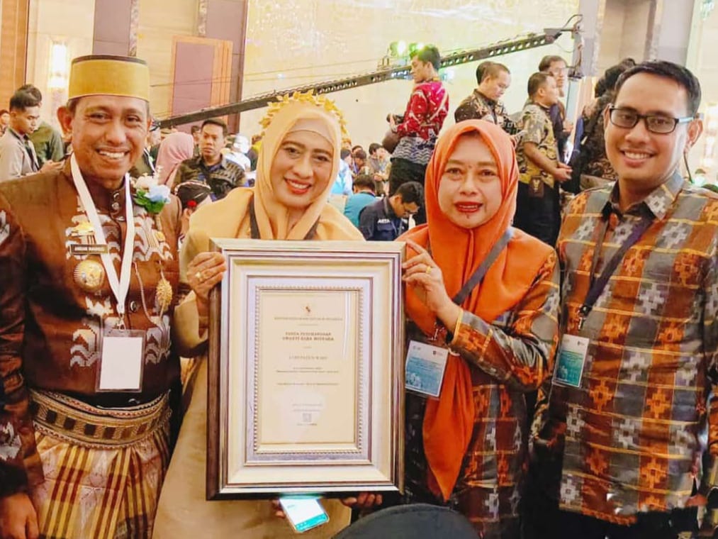 PENGHARGAAN -- Bupati Wajo, Amran Mahmud hadir menerima penganugerahan penghargaan KKS atau Swasti Saba dan STBM Tahun 2023 di Kempinski Ballroom Grand Indonesia, Jakarta Pusat, Selasa (28/11) malam.