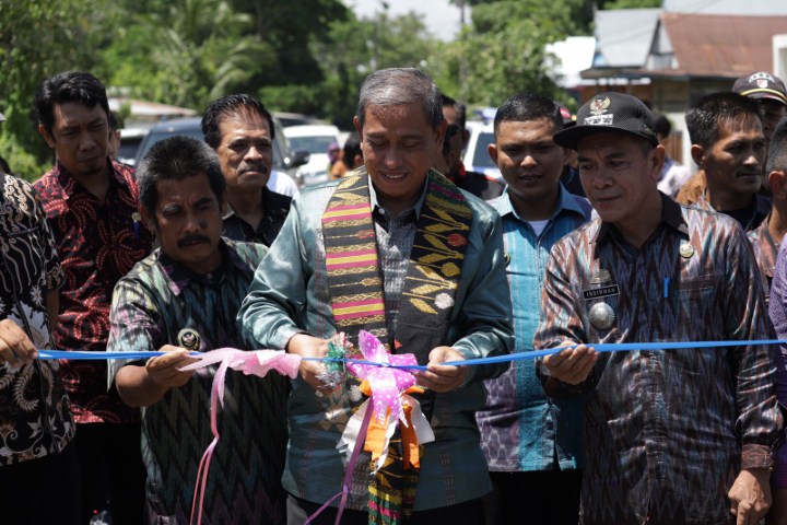 PENGASPALAN -- Bupati Wajo, Amran Mahmud meresmikan pengaspalan Jalan Ruas Callaccu-Tingaraposi di Desa Abbanuangnge, Kecamatan Maniangpajo, Kamis (23/11). Jalan yang merupakan akses utama masyarakat Desa Abbanuange dan Sogi telah selesai dilaksanakan pengaspalan sepanjang sekitar 4,5 km dengan nilai kontrak sekitar Rp17 milyar.
