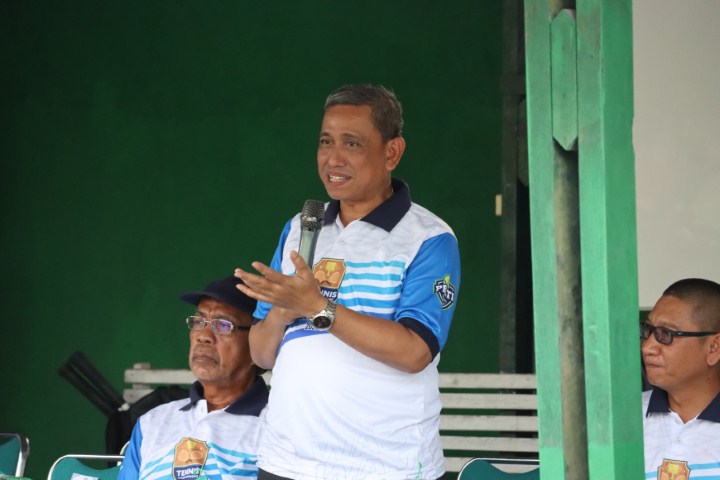 BUKA --  Bupati Wajo, Amran Mahmud foto beraama usai membuka secara resmi Turnamen Tennis Bupati Cup 2023 di Lapangan Tennis Amanagappa, Sengkang, Sabtu (11/11).