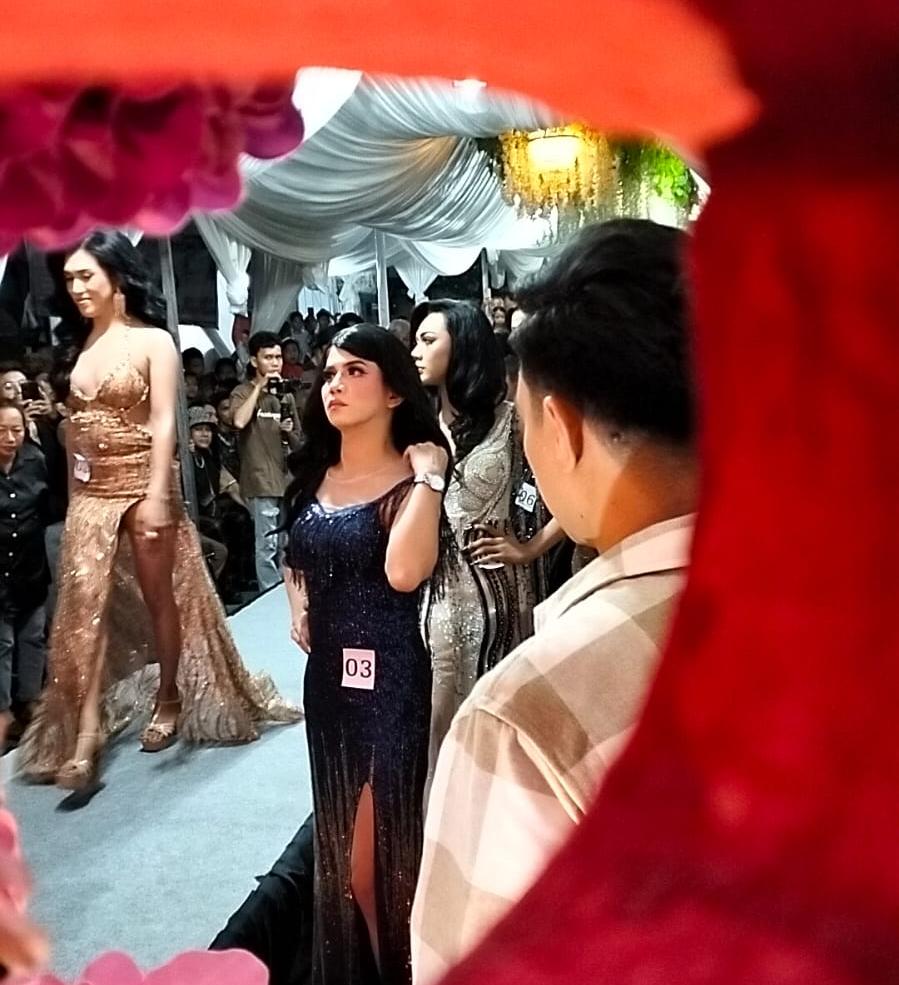 int DIBUBARKAN--Acara yang digelar komunitas waria dibubarkan paksa oleh Tropika Kecamatan Bontoala. Pembubaran acara bertajuk Fashion Show Waria yang digelar di Jalan Bunga Ejayya, Jumat (17/11) malam karena panitia penyelenggara tidak mengantongi izin. 