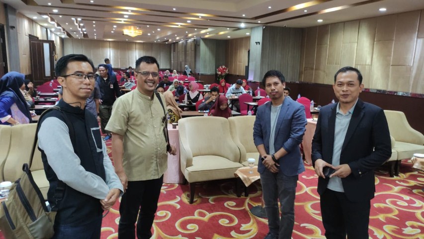 BKM/SAR BERSAMA--Anggota Bawaslu Sulsel Alamsyah bersama Ketua dan Anggota Bawaslu Gowa Saparuddin, Juanto dan Muhtar Muis disela kegiatan Pendidikan Politik dan Demokrasi. 