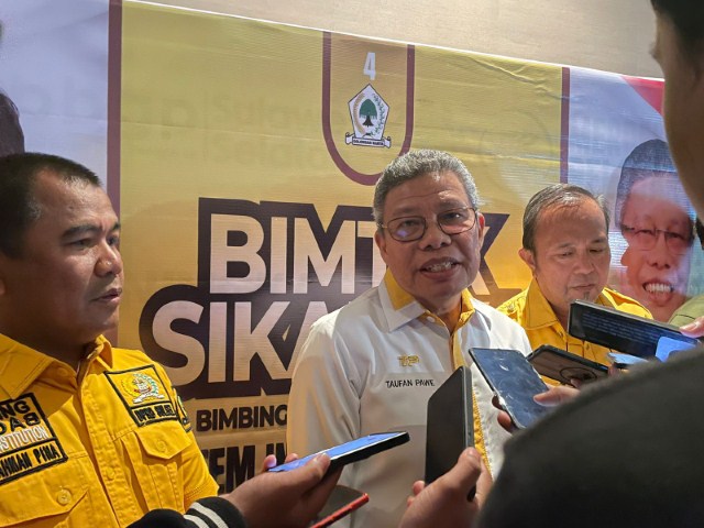 IST PERINGATAN--Ketua DPD I Golkar Sulsel Taufan Pawe memberi peringatan kepada Caleg pada kegiatan Bimtek dan Pelatihan Sistem Informasi Kampanye dan Dana Kampanye di Hotel Mercure, Jalan AP Pettarani, Makassar, Minggu (10/12).