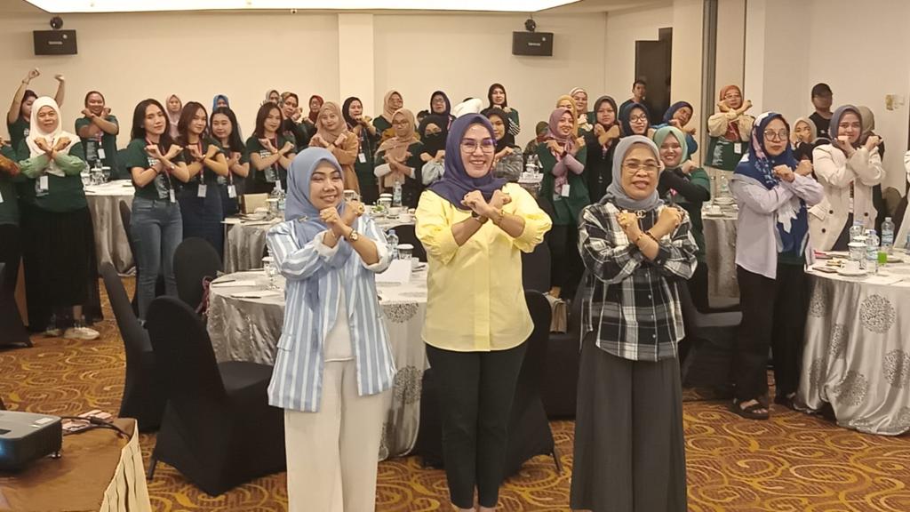 IST WORKSHOP-Kepala DPPPA-KB Dalduk Sulsel Andi Mirna foto bersama Ketua DPRD Sulsel Andi Ina Kartika Sari dan peserta Workshop Emansipasi Perempuan di Era Digital, Sabtu (9/12).