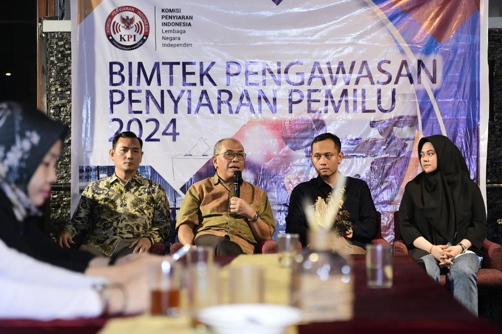 IST NARASUMBER--Ketua RAPI Sulsel, lham Arief Sirajuddin menjadi narasumber pada Bimtek Pengawasan Penyiaran Pemilu 2024 di Hotel Melia, Makassar, Jumat (8/12) malam.