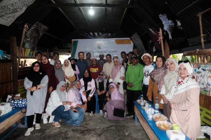 IST PENGABDIAN MASYARAKAT-Dosen dan mahasiswa Prodi Administrasi FISIP Unhas bersama peserta pada kegiatan pengabdian masyarakat yang dilaksanakan di Kawasan Wisata Rammang-rammang, Desa Salenrang, Kabupaten Maros, Senin (11/12)
