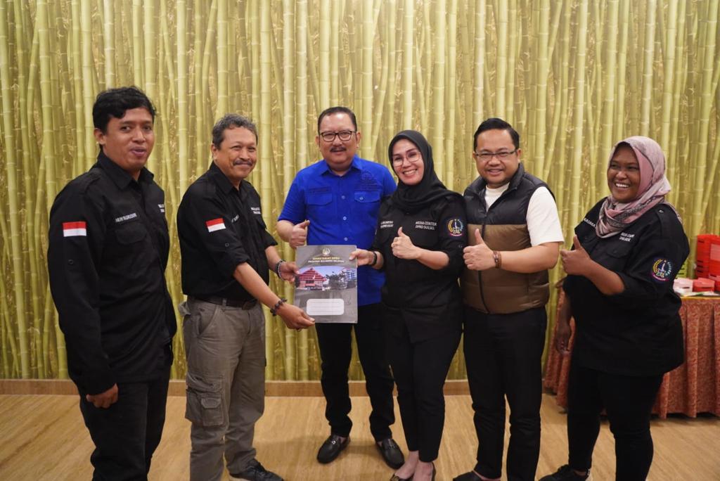 IST REFLEKSI--Ketua dan dua Wakil Ketua DPRD Sulsel yakni Andi Ina Kartika Sari, Darmawangsyah Muin dan Ni'matullah Erbe bersama media usai diskusi refleksi akhir tahun 2023, Senin (11/12)