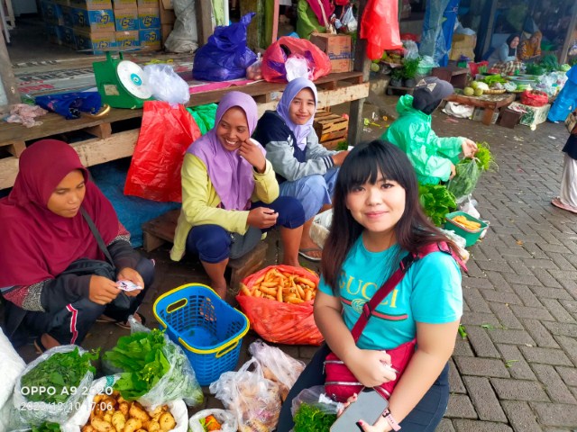 IST BLUSUKAN--Caleg PSI DPRD Sulsel dari Dapil Gowa-Takalar Marsyelina Princes Ching melakukan blusukan dengan berdialog dengan pedagang yang ada di Pasar Sentral Malino, Kecamatan Tinggimoncong, Minggu (10/12). 