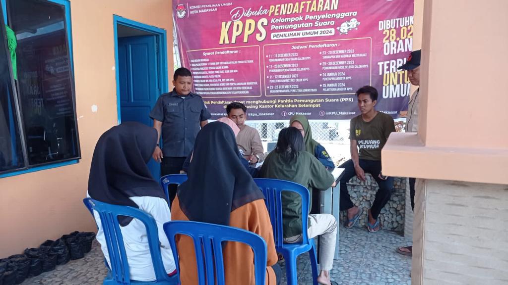  IST PENDAFTAR--Para pendaftar calon anggota KPPS di KPU Makassar terus berdatangan 