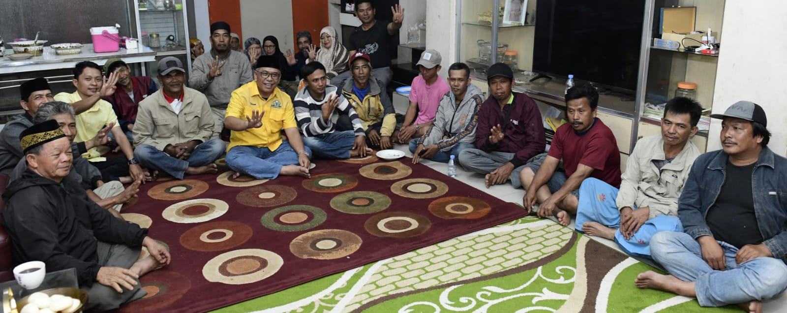 IST KONSOLIDASI--Bakal calon Gubernur Sulsel Ilham Arief Sirajuddin menghadiri konsolidasi kader Partai Golkar Kecamatan Curio, di kediaman Caleg Golkar Dapil 3 Kabupaten Enrekang nomor urut 4, Henri
