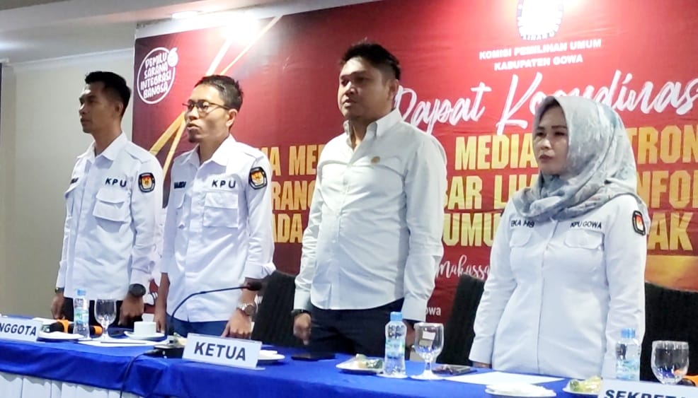 BKM/SAR RAKOR--Ketua KPU Gowa Fitra Syahdanul bersama dua kordiv dan staf sekretariat Bawaslu saat rapat koordinasi bersama media cetak, media eletronik dan media online. 