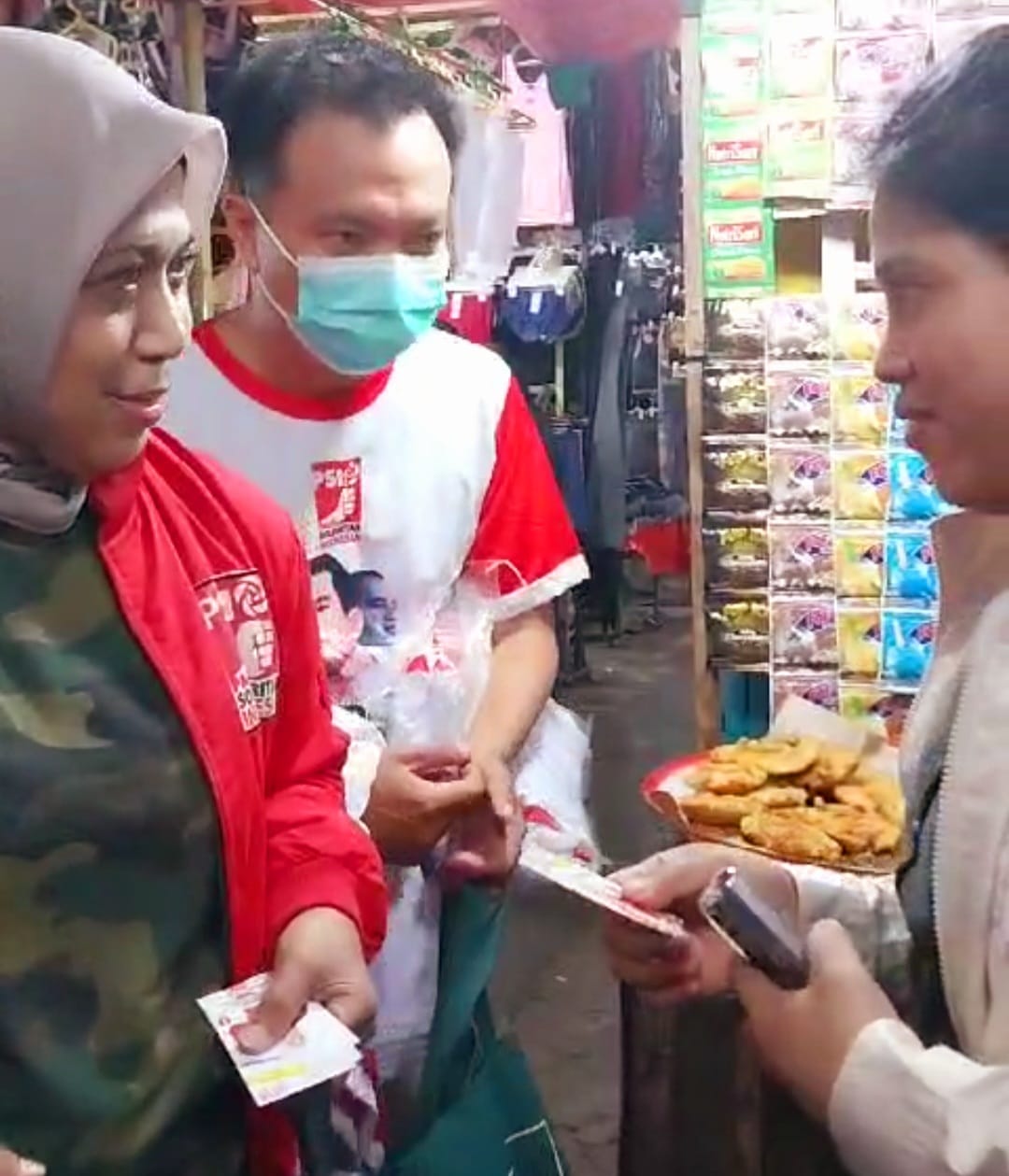 IST DIALOG--Bacaleg PSI untuk DPR RI Takudaeng Parawansa melakukan dialog dengan pedagang terkait harga kebutuhan pokok 