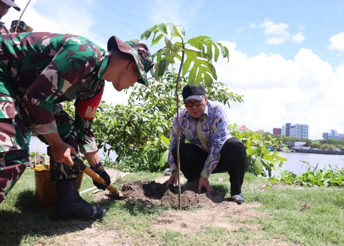 IST TANAM POHON--Wali Kota Makassar Moh Ramdhan Pomanto melakukan penanam pohon sukun di kawasan CoI sebagai rangkaian peringatan Hari Juang ke-78 TNI AD, Kamis (14/12).  Kegiatan yang berpusat di Bantaeng itu dipimpin langsung oleh KSAD Jenderal TNI Maruli Simanjuntak.
