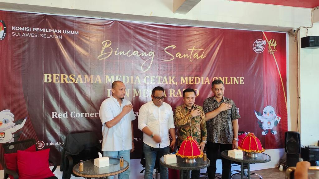 IST BINCANG SANTAI--Ketua KPU Sulsel Hasbullah memberikan penjelasan apda kegiatan 'Bincang Santai Bersama Media Cetak, Media Online dan Radio'  di Red Corner Cafe Lantai 2 Jalan Yusuf Daeng Ngawing Makassar, Kamis (14/12).