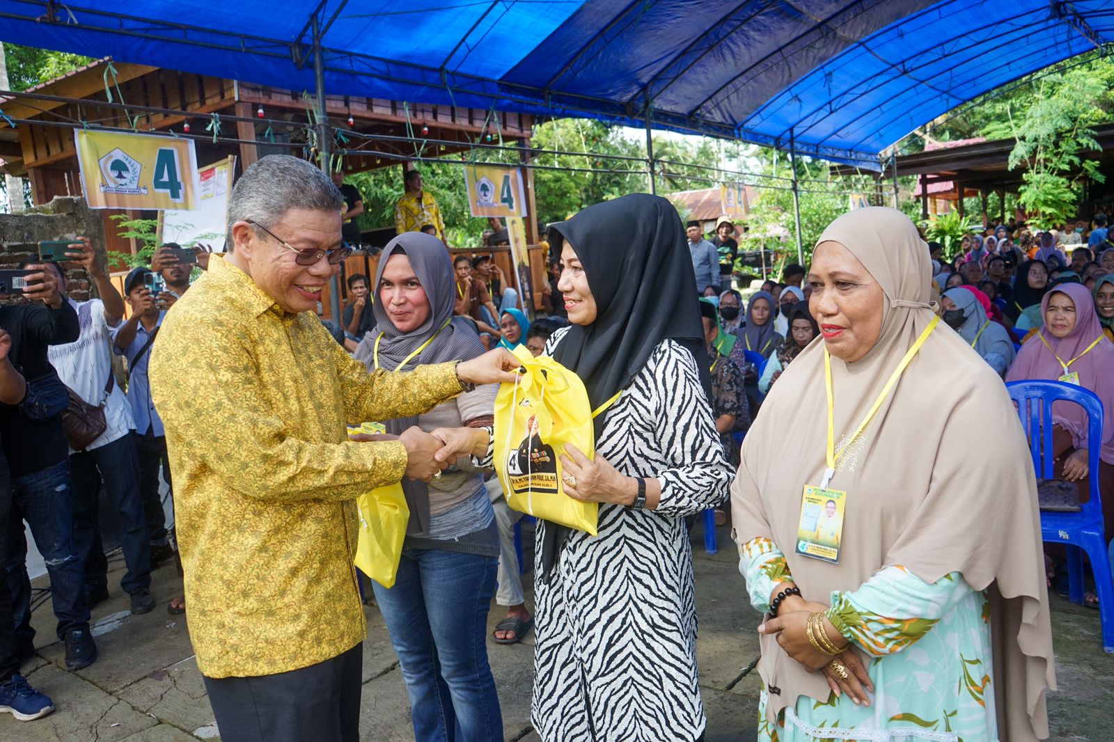 IST SOSIALISASI--Ketua DPD I Golkar Sulsel Taufan Pawe bersama pengurus, kader dan simpatisan ketika melakukan sosialisasi di Kabupaten Barru, Rabu (13/12)