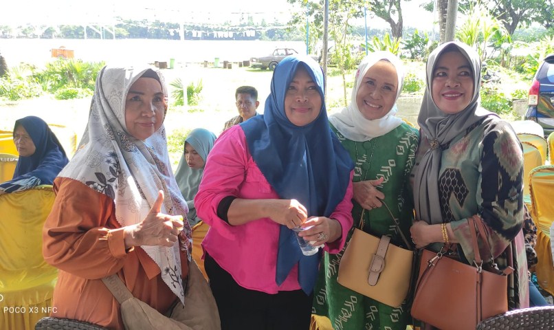 IST SOSIALISASI--Caleg DPRD Gowa dari Partai Nasdem Hj Nurhayati Daeng Bau melakukan silaturahmi sekaligus bersosialisasi jelang Pileg mendatang
