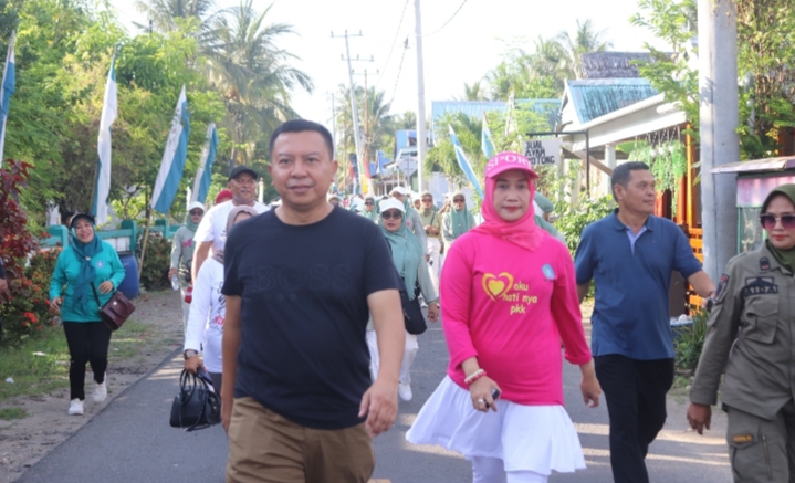 Bupati Basli Ali Didampingi Musrifah Basli Lepas Peserta Jalan Sehat HKG PKK Ke-51