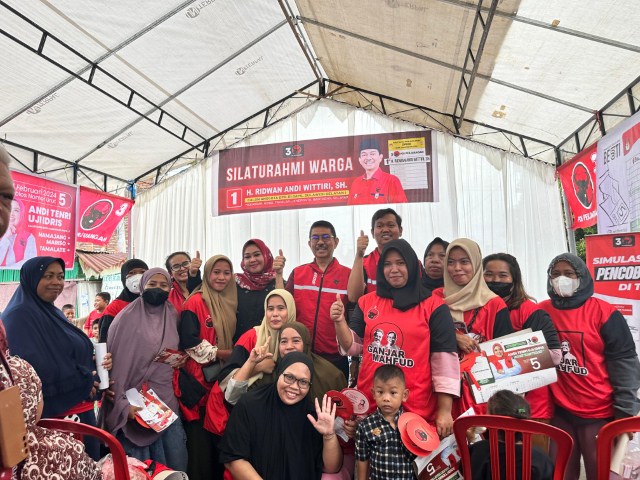 IST SILATURAHMI--Caleg PDIP Makassar Andi Tenri Uji Idris bersama Caleg DPR RI Ridwan Andi Wittiri serta Caleg DPRD Sulsel dr Fadli Ananda melakukan kampanye dan silaturahmi di Barombong 