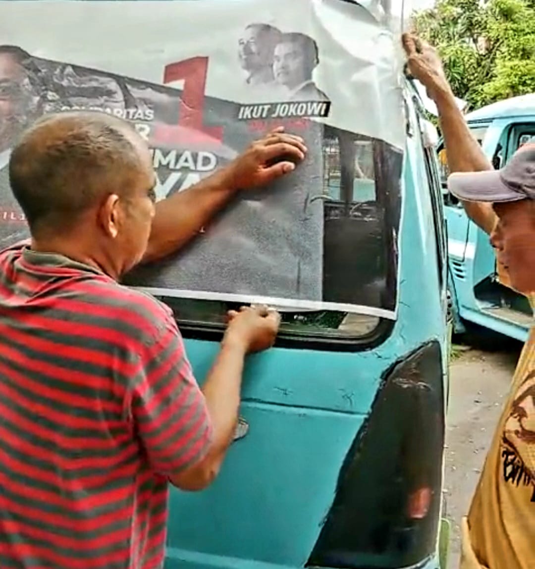 IST MEMASANG STICKER--Tim pemenangan Caleg DPR RI Muhammad Surya memasang sticker pada kedaraan angkutan kota di area pekarangan depan gedung percetakan Radjawali Advertising Jl. Sungai Saddang Baru, Makassar
