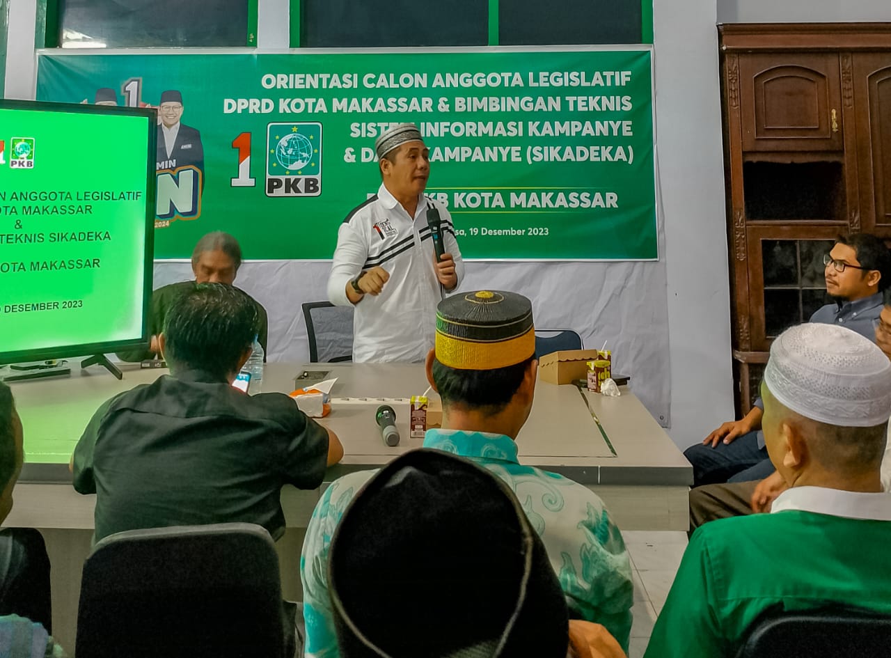 IST PEMBEKALAN--Ketua LPP PKB Sulsel, Syamsu Rizal Mi memberikan pembekalan dan motivasi kepada seluruh Caleg PKB se Kota Makassar di Kantor PKB Makassar, Jl Hertasning, Selasa (19/12).