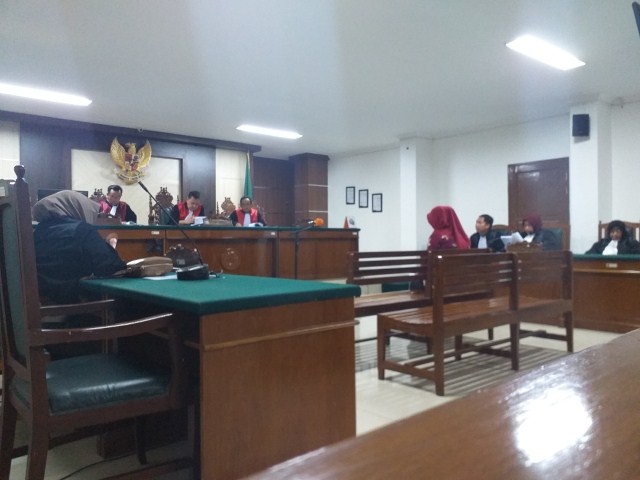 BKM/WARTA PEMBELAAN--Marhumah Majid selaku penasihat hukum terdakwa Tenri A Palallo membacakan nota pembelaannya di depan majelis hakim yang diketuai Royke Harold Inkiriwang di PN Makassar, Rabu sore (27/12). 