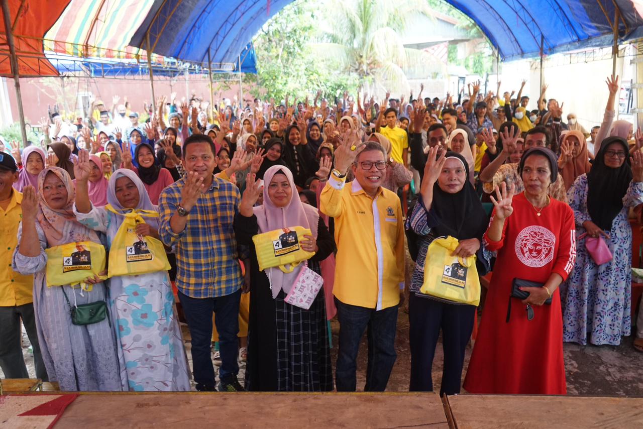 IST SOSIALISASI--Ketua Golkar Sulsel Taufan Pawe melakukan sosialisasi didampingi Ketua Golkar Wajo dr Baso Rahmanuddin, Rabu (27/12), TP juga melakukan sosialisasi di Kabupaten Bone (kanan)