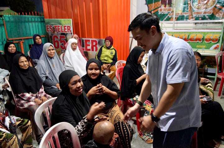 IST BERTANDANG--Caleg Gerindra untuk DPRD Provinsi Sulawesi Selatan Fadel Muhammad Tauphan Ansar bertandang ke warung gorengan yang merupakan pelaku UMKM di Kelurahan Buakana, Kelurahan Rappocini