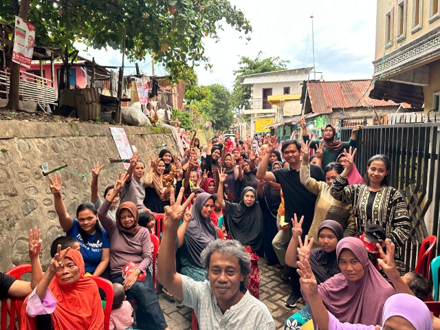 IST KAMPANYE--Caleg PDIP untuk DPRD Kota Makassar Andi Tenri Uji Idris melakukan kampanye di Kecamatan Tamalate, Barombong, Kota Makassar, Rabu (27/12).