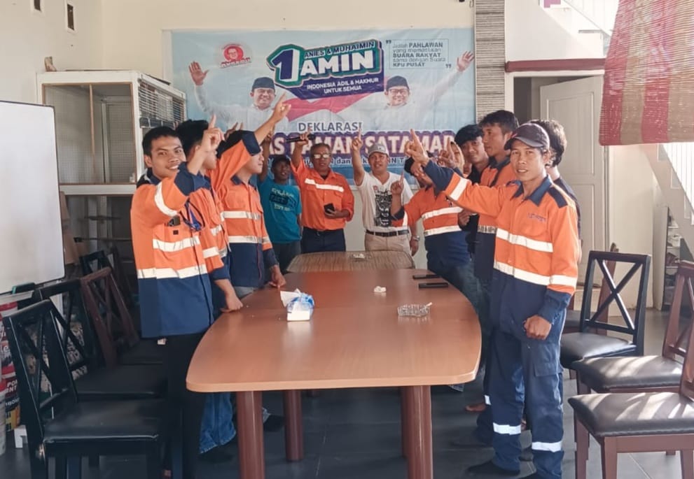 IST DEKLARASI--Komunitas buruh tambang di Lutim melakukan deklarasi dukungan terhadap pasangan Amin, Selasa (26/12).