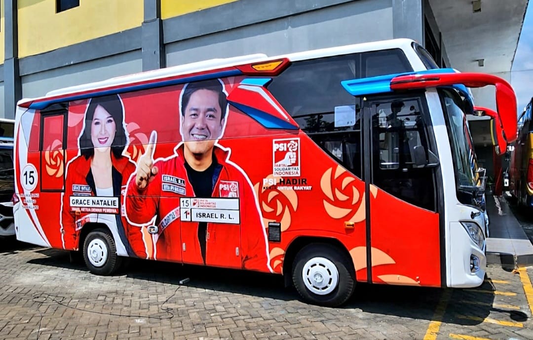 IST MELUNCURKAN--Ketua DPD PSI Makassar Israel Rante Lebang telah meluncurkan empat uni kendaraan bus eksekutif untuk menunjang operasional kegiatan-kegiatan dari partai berlambang gambar tangan memegang bunga mawar ini.