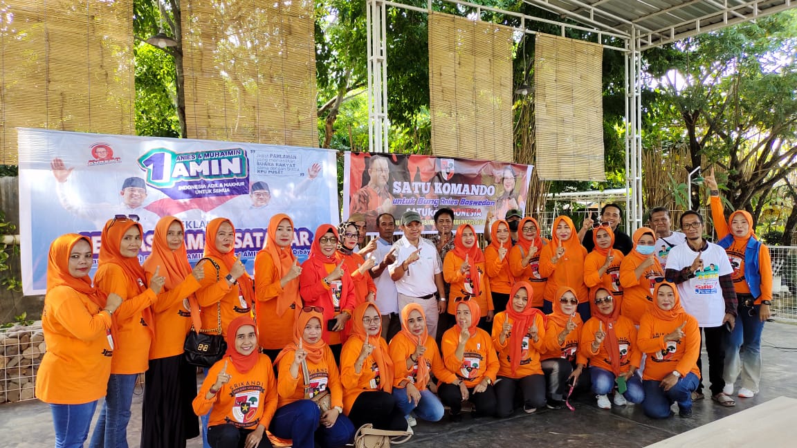 IST DEKLARASI--Deklarasi Gernas Paman Satamar diikuti puluhan relawan dari Simpul Masyarakat Pilih Anies (Simpanies) yang bersinergi dengan kader Srikandi Pemuda Pancasila Kota Palopo di D'Twins Cafe and Garden Jalan Sungai Rongkong Palopo, 