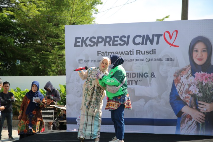 IST EKSPRESI CINTA--Caleg Nasdem untuk DPR RI Fatmawati Rusdi memberikan ekpresi cinta kepada pengemudi Ojol perempuan di Nasdem Building, Jalan Metro Tanjung Bunga Kota Makassar, Jumat (29/12).