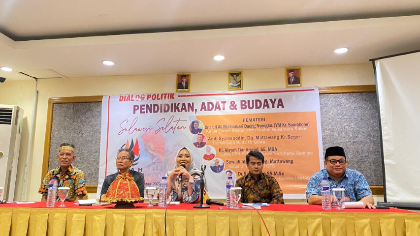 IST DIALOG--Dua bangsawan hadir pada dialog adat dan budaya yakni Andi Syamsuddin Dg Mattawang Kr Segeri, Dr Ir H Ali Malombassi Dg Nyengka YM Kr Sanrobone, politisi Hj Aisyah Tiar Arsyad, pengamat Dr Supratman dan ketua umum Trah GTS Suwadi Idris Amir 