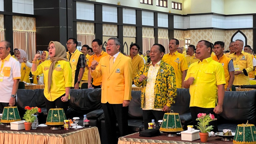 IST MOTIVASI--Ketua Golkar Sulsel Taufan Pawe memberikan motivasi kepada kader dalam kegiatan Bimtek Saksi dan Hukum