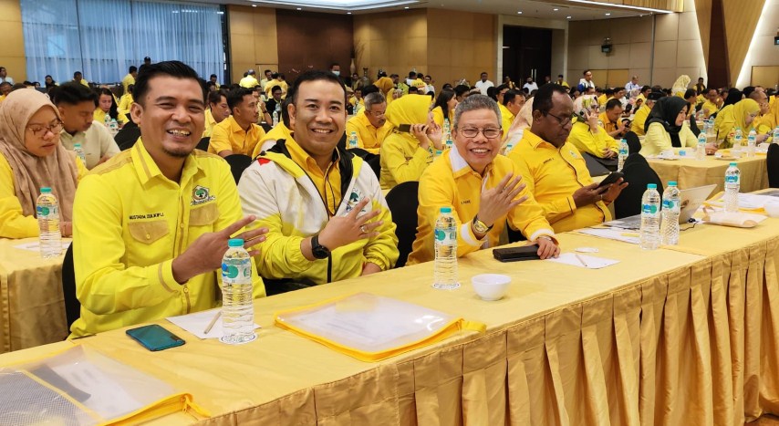 IST IKUT BIMTEK--Ketua DPD I Golkar Sulsel Taufan Pawe mengikuti Bimtek Sikadeka bersama Ketua Bawaslu RI dan komisioner KPU 