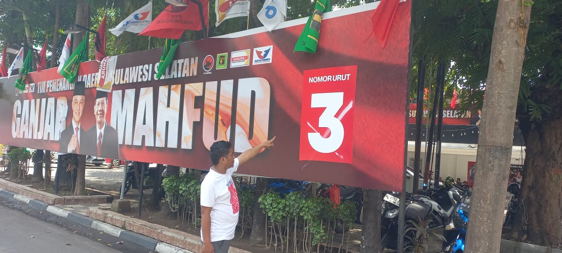 IST APK DIRUSAK--Salah seorang pendukung Capres dan Cawapres Ganjar-Mahfud menunjuk APK yang dirusak akibat vandalisme 