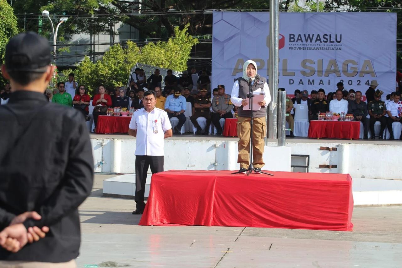 IST SAMBUTAN APEL SIAGA--Ketua Bawaslu Sulsel Mardiana Rusli memberikan sambutan apel siaga di lapangan Karebosi Makassar, Rabu (6/12).