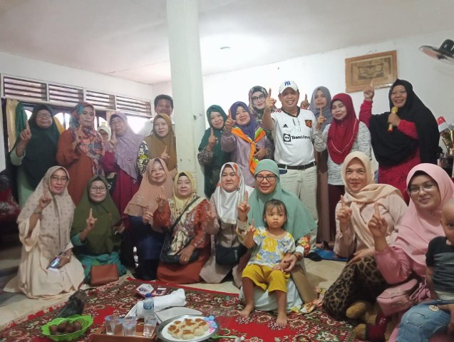 IST MENDUKUNG--Para emak-emak yang ada di kawasan Lemabang, Kota Palembang, Sumatera Selatan ramai-ramai mendukung pasangan Amin    memberikan sambutan apel siaga di lapangan Karebosi Makassar, Rabu (6/12).