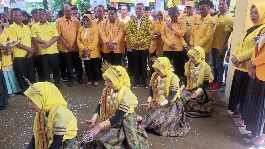 IST DISAMBUT--Ketua Golkar Sulsel Taufan Pawe disambut ketika akan membuka Musdalub Golkar Enrekang. Wakil Sekretaris Golkar Sulsel Lakama Wiyaka menyerahkan pataka kepada Irfan usai terpilih secada aklamasi (inset) 