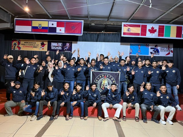 IST BERSAMA--Caleg Partai Demokrat DPRD Sulsel Harpen Ali foto bersama anggota Gladiator Community usai deklarasi dukungan di Ball Room Marina Beach Hotel, Rabu (6/12) malam.