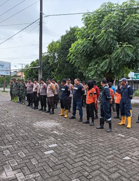 APEL -- Tim gabungan siaga bencana yang terdiri dari Pemkab Takalar, TNI, dan Polri melakukan apel sebelum melakukan kerja bakti.