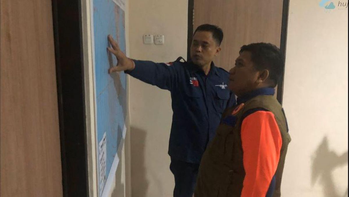 int CUACA--Kepala Pelaksana BPBD Makassar Amson Padolo (kanan) melakukan teknologi modifikasi cuaca (TMC) saat mulai masuk musim hujan. Saat ini BPBD juga melakukan mitigasi bencana banjir dan abrasi di sejumlah wilayah di Sulsel.
