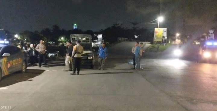CIPKON -- Anggota Polsek Manggala yang melaksanakan operasi Cipkon mengantisipasi gangguan Kamtibmas di jalanan.