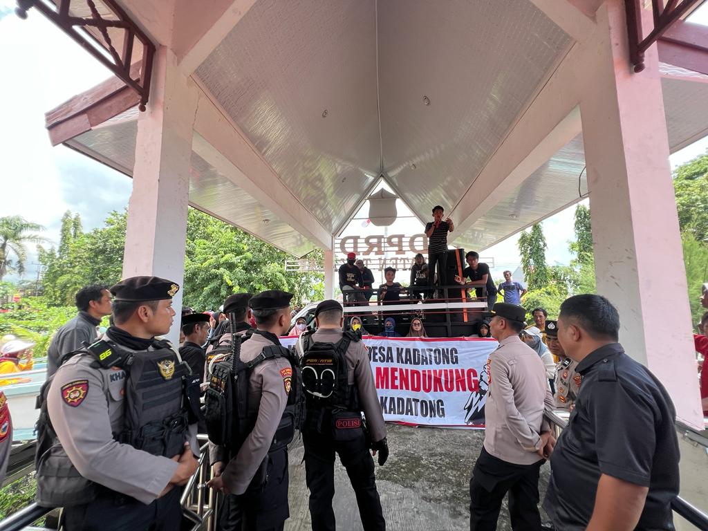 DEMO -- Aksi demo yang dilakukan sekelompok warga terkait kasus dugaan asusila Kades Kadatong.