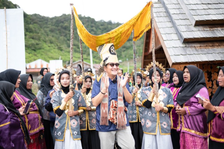 DESA WISATA -- Direktur Tata Kelola Destinasi Kemenparekraf RI, Indra Ni Tua, disambut secara adat oleh warga saat mengunjungi Desa Wisata Rinding Allo Luwu Utara.