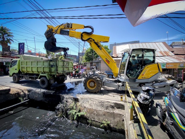 int NORMALISASI--Dinas PU Kota Makassar mengerahkan seluruh tim ke kecamatan-kecamatan untuk memaksimalkan pengerukan sedimentasi di saluran drainase yang bermasalah.